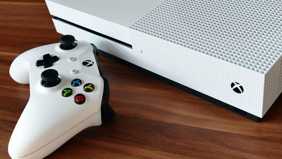 foto de um console branco de xbox one e seu controle