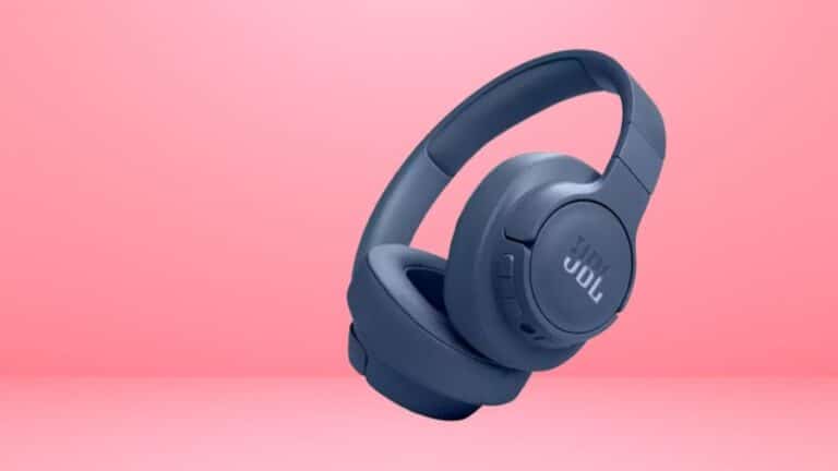 headphone bluetooth azul com grave forte sobre fundo rosa