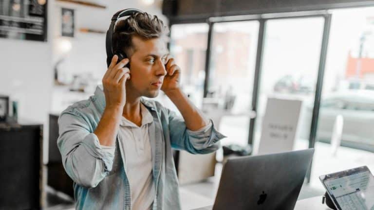 Homem com fone bluetooth com cancelamento de ruído