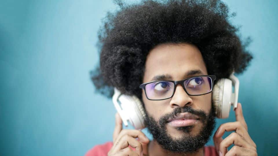 Homem Escutando Música em um headphone Bluetooth