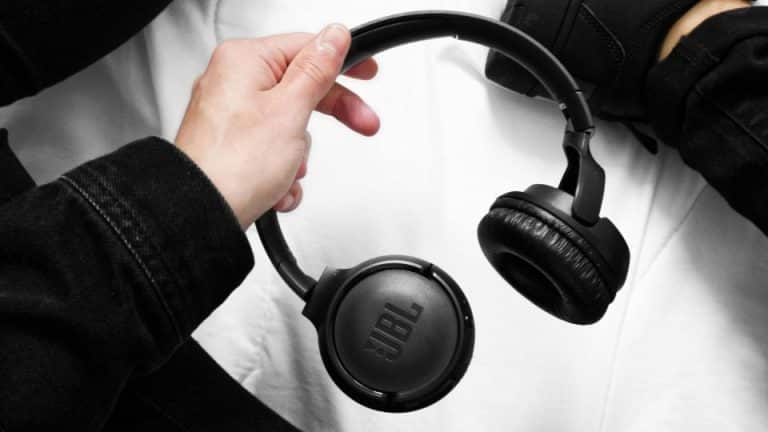 homem segurando um headphone da JBL