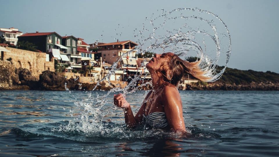 mulher nadando no mar