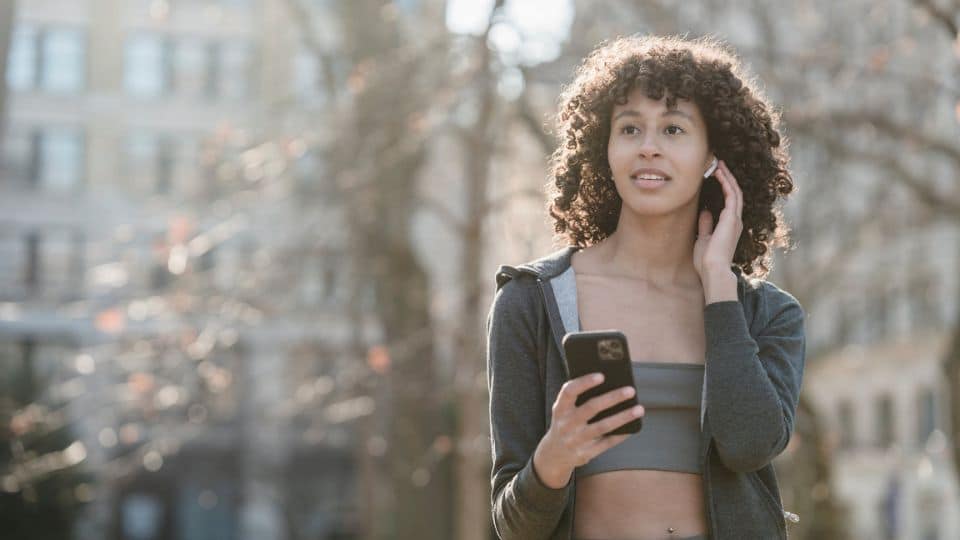 mulher ouvindo música com seu fone bluetooth