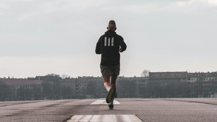 imagem de homem praticando corrida