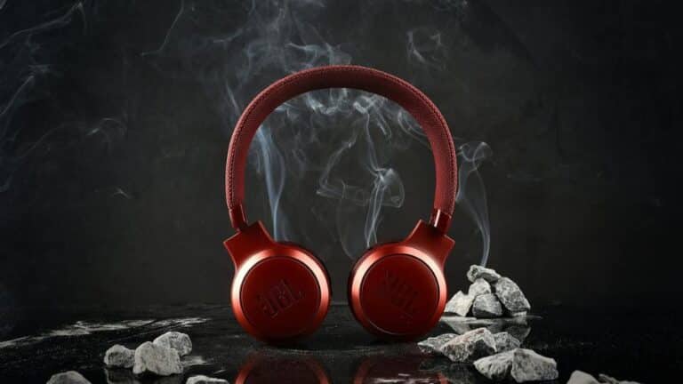 headphone vermelho da JBL sobre fundo escuro