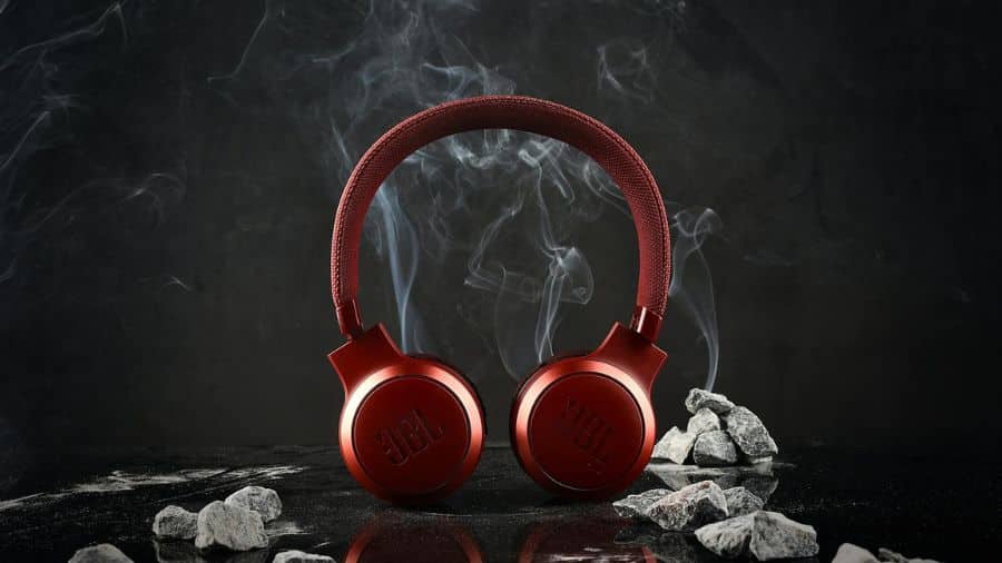 headphone vermelho da JBL sobre fundo escuro